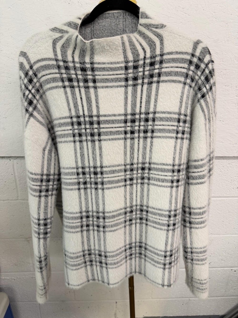 Tahari Cozy Cream & Gray Plaid Knit Sweater - Picture 5 of 6